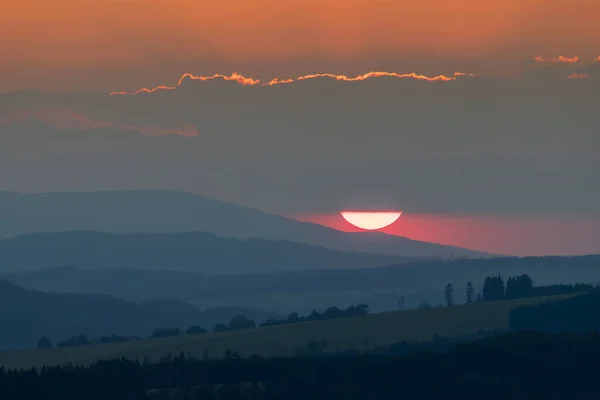 Пейзаж Гигантскими Горами Заднем Плане Закате Чехия — стоковое фото
