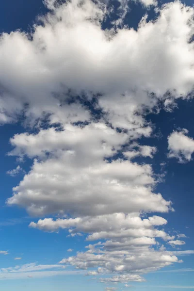 Céu Azul Com Nuvens Como Fundo — Fotografia de Stock