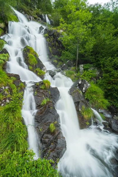 Водопад Валь Сос Suc Sentenac Пиренеи Франция — стоковое фото