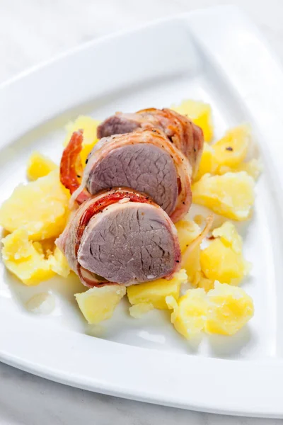 Varkensvlees Rol Verpakt Spek Met Aardappelen — Stockfoto