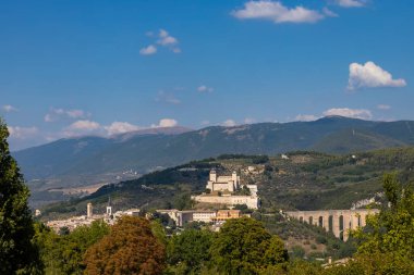 Umbria, İtalya 'da su kemerli Spoleto kalesi