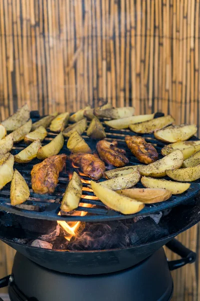 Marynowany Kurczak Ziemniakami Grillu Ogrodowym — Zdjęcie stockowe