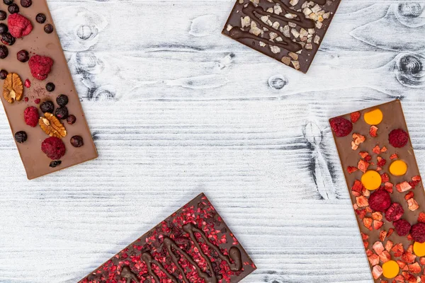 Stillleben Aus Schokolade Mit Verschiedenen Trockenfrüchten — Stockfoto