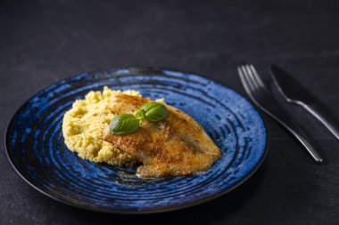 Kuskus balıklı baharatlı balık fileto.