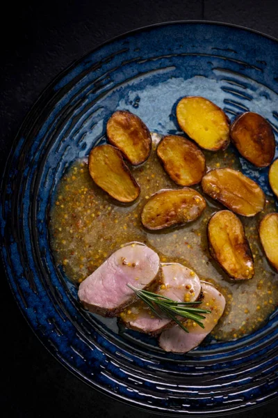 焼き芋とフランスの粗マスタードソースのポークテンダーロイン — ストック写真
