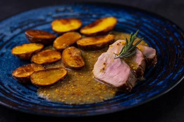 Varkenshaas Met Gebakken Aardappelen Franse Mosterdsaus — Stockfoto