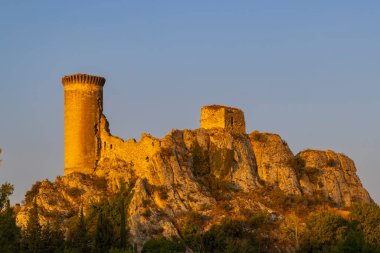 Chateauneuf du Pape, Provence, Fransa yakınlarındaki Chateau de Hers harabeleri