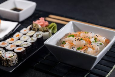 Tipik suşili çeşitli Asya yemekleri.