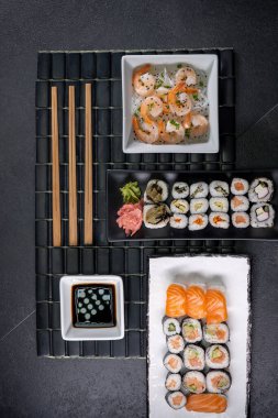 Tipik suşili çeşitli Asya yemekleri.