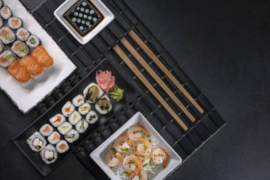 Tipik suşili çeşitli Asya yemekleri.