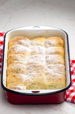 Geleneksel Çek çörekleri fırın tepsisinde