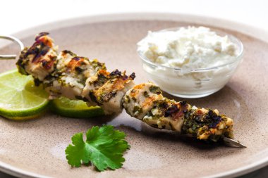 Yoğurt soslu et şişi.