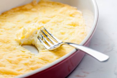 Fırında pişmiş peynirli raket gibi.