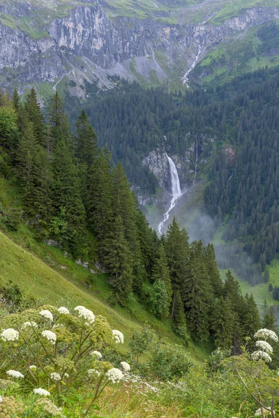 Typowy Alpejski Krajobraz Wodospadami Niemerstafelbachfall Alpy Szwajcarskie Pobliżu Klausenstrasse Spiringen — Zdjęcie stockowe