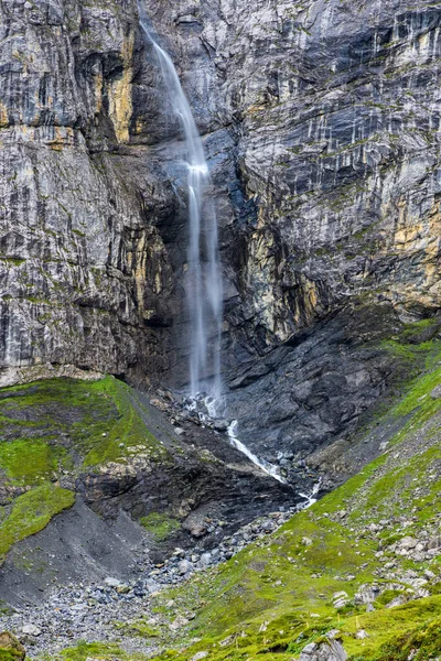 滝と典型的な高山の風景 スイスアルプス近くKlausenstrasse スピリンゲン ウリのカントン スイス — ストック写真