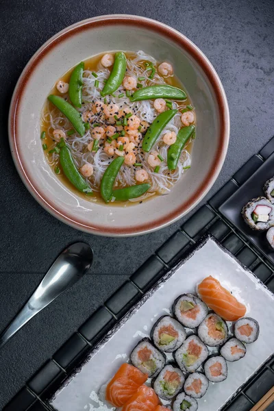 Různé Pokrmy Asijské Kuchyně Typickým Sushi — Stock fotografie