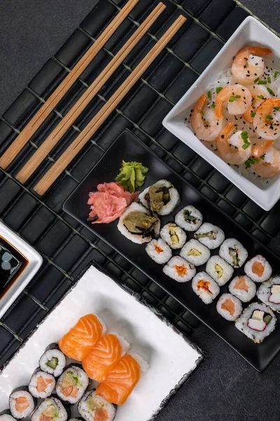 Verschiedene Gerichte Der Asiatischen Küche Mit Typischem Sushi — Stockfoto