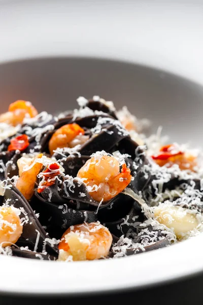 Sepia Tagliatelle Con Gambas Queso Parmesano —  Fotos de Stock