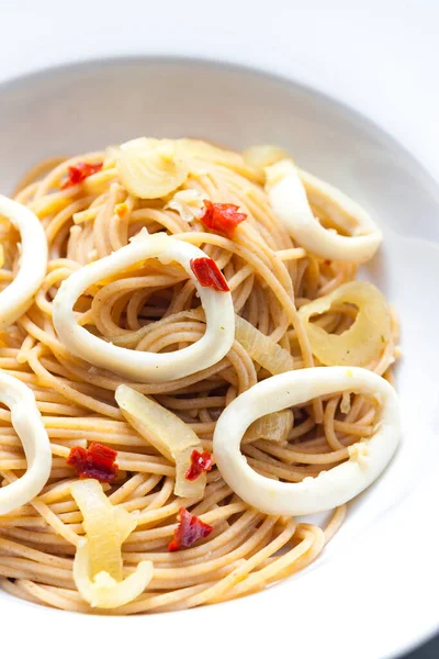 Espaguetis Con Calamares Chile Cebolla — Foto de Stock