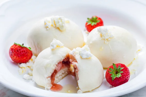 Albóndigas Rellenas Fresas Servidas Con Requesón — Foto de Stock