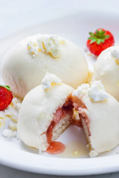 Dumplings Filled Strawberries Served Cottage Cheese — Stock Photo, Image