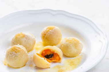 kayısı dolu tatlı köfte