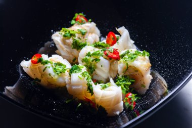 Maydanozlu terbiye edilmiş sepia ve pirinç dolu kırmızı biber.