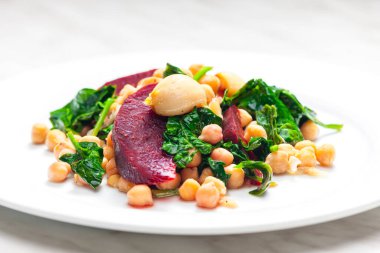 Kırmızı pancar, ıspanak ve nohut salatası.