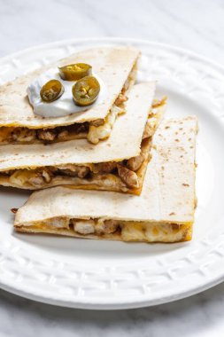 Tavuk eti ve biberli quesadilla.