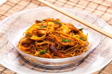 Soya soslu tavuk etli kızarmış erişte.