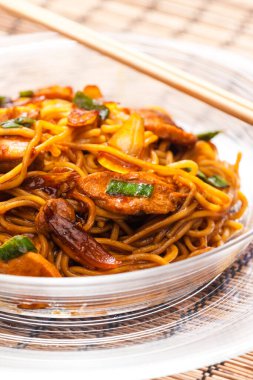 Soya soslu tavuk etli kızarmış erişte.