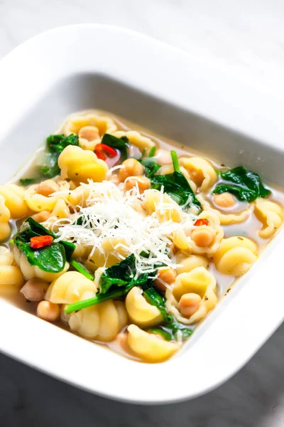 ほうれん草とひよこ豆とパスタのスープ — ストック写真