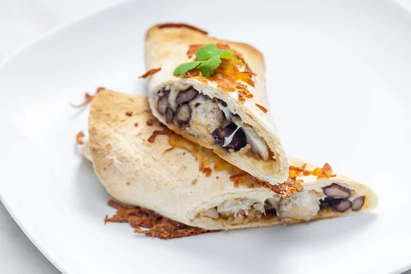 Tavuk Eti Kırmızı Fasulyeyle Dolu Burrito — Stok fotoğraf