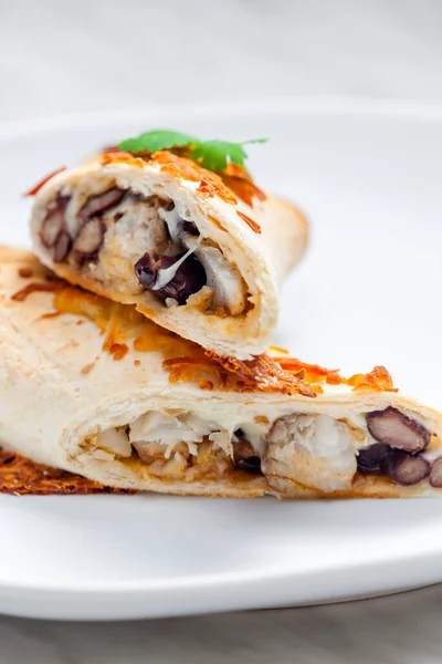 Burrito Fylld Med Kycklingkött Och Röda Bönor — Stockfoto