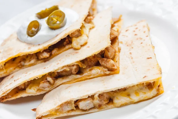 Quesadilla Mięsem Kurczaka Jalapenos — Zdjęcie stockowe