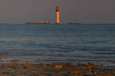Ile de Re yakınlarındaki Phare de Chauvea gemileriyle La Rochelle, Pays de la Loire, Fransa