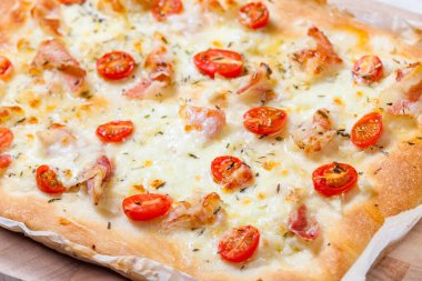 Ev yapımı karides ve domatesli pizza.