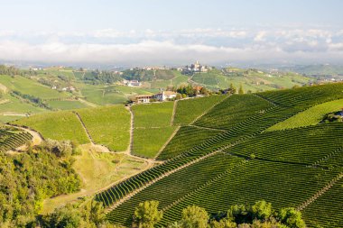 Serralunga d 'Alba köyü ve muhteşem Langa, İtalya manzarası