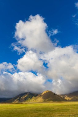 Ulusal Park Monte Sibillini 'deki Castelluccio köyü yakınlarındaki dramatik dağ manzarası, Umbria bölgesi, İtalya