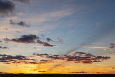 Kışın gün batımında bulutlar