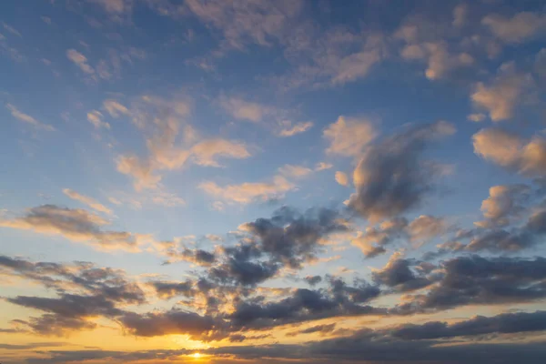 夕日の前に雲と美しい空 — ストック写真