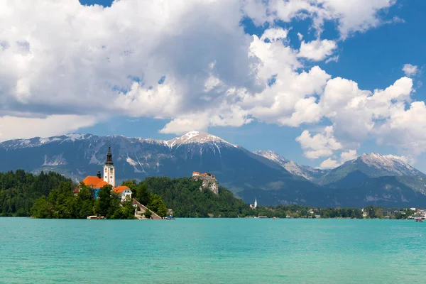 スロベニアの山々に囲まれた湖 — ストック写真