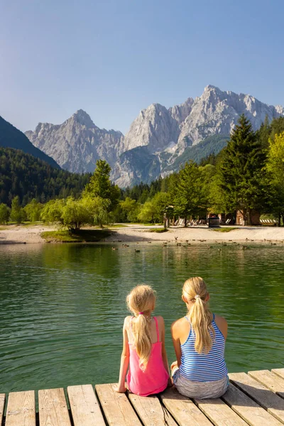 Dzieci Nad Jeziorem Pobliżu Miejscowości Kranjska Góra Parku Narodowym Triglav — Zdjęcie stockowe