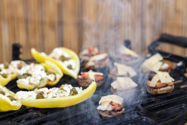 Pimientos Parrilla Con Queso Feta Alcaparras Champiñones Con Tocino Horno — Foto de Stock