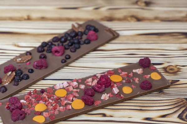 Διαφορετικά Είδη Σοκολάτας Αποξηραμένα Φρούτα Μια Ξύλινη Σανίδα — Φωτογραφία Αρχείου