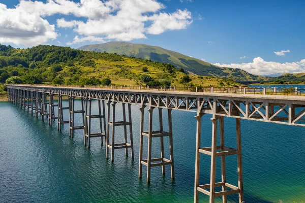 Köprü Ponte delle Stecche, Lago di Campotosto in National Park Sasso e Monti della Laga, Abruzzo bölgesi, İtalya