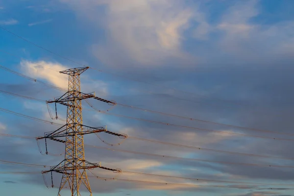 Mavi Gökyüzüne Sahip Yüksek Voltajlı Elektrik Direği — Stok fotoğraf