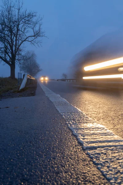 Auto Accese Crepuscolo Sulla Strada Principale — Foto Stock