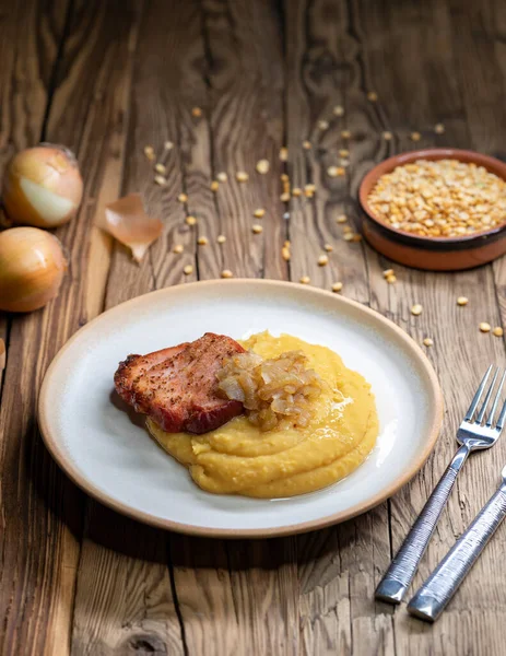 Tschechische Küche Räucherfleisch Mit Erbsenbrei Und Gebratenen Zwiebeln Bis Goldbraun — Stockfoto