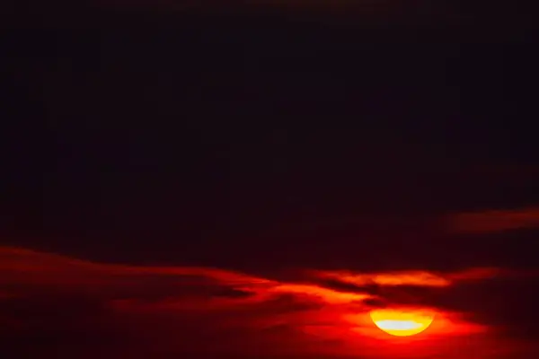 夕日の前に雲と美しい空 — ストック写真